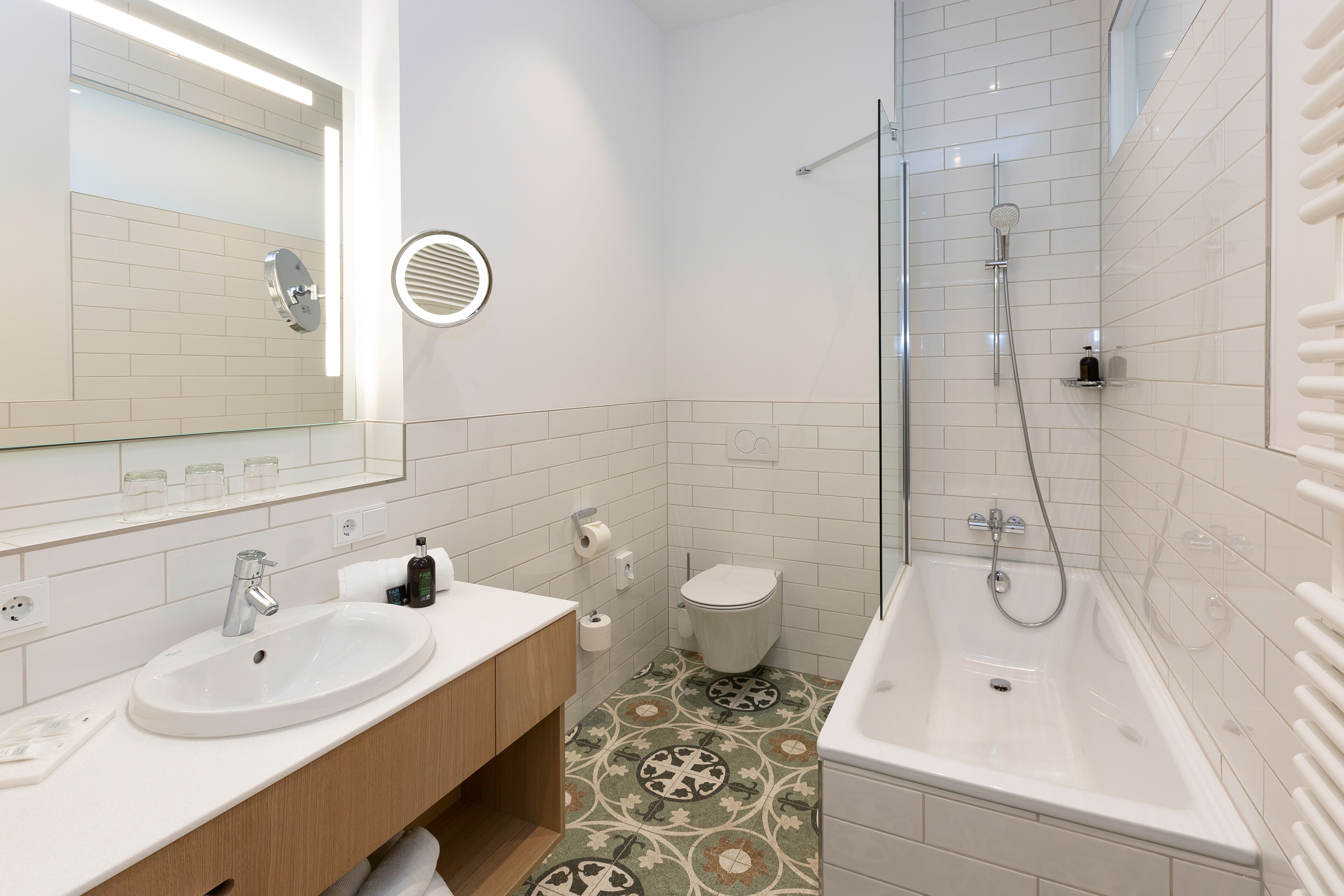 Un baño moderno con lavamanos, inodoro y bañera.