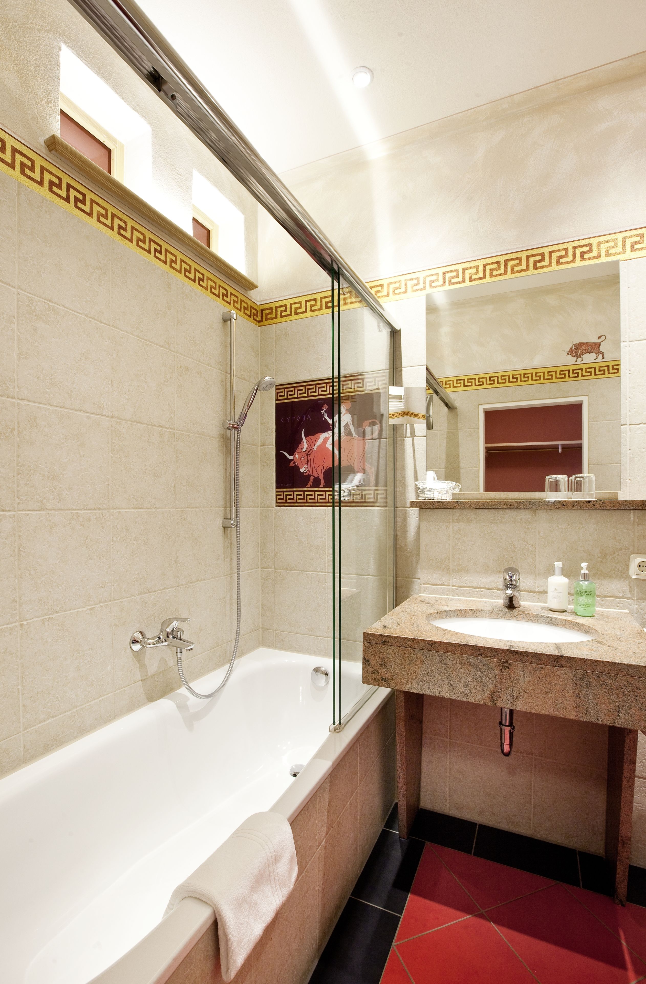Een badkamer met een bad, douche en wastafel.
