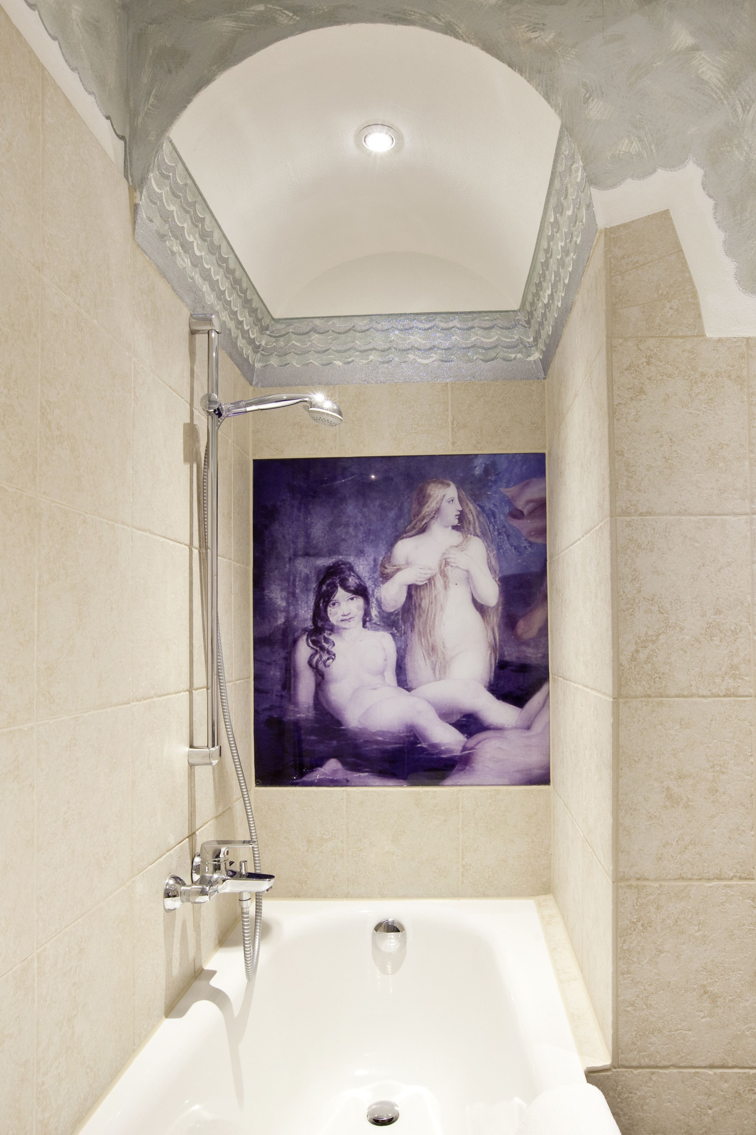 Ein Badezimmer mit Badewanne, Dusche und einer dekorativen Decke.