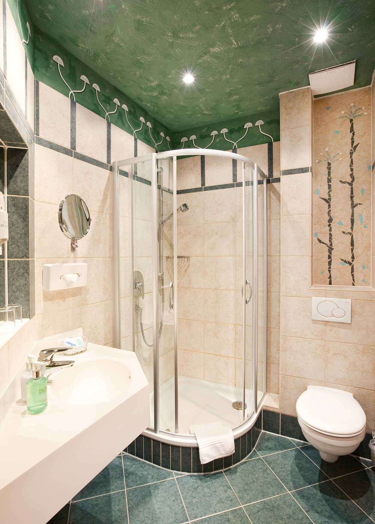 Un bagno moderno con doccia vetro, lavandino con specchio e WC.