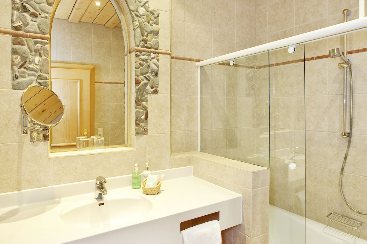 motivzimmer superior | bathroom | free toiletries, hair dryer, towels, soap