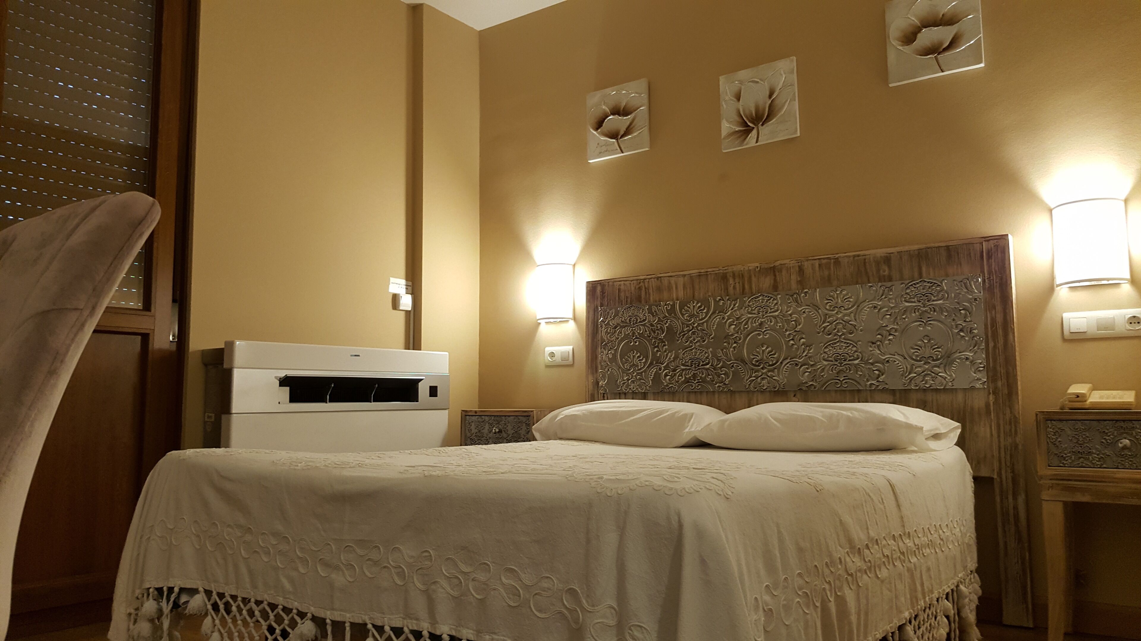 Een kluis op de kamer, een bureau, gratis wifi, beddengoed