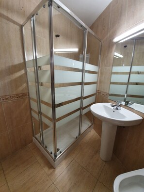 Bidet, tovalloles, sabó i xampú 