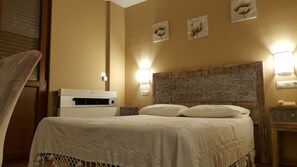 Habitación estándar con 1 cama doble o 2 individuales | Caja fuerte, escritorio, wifi gratis y ropa de cama