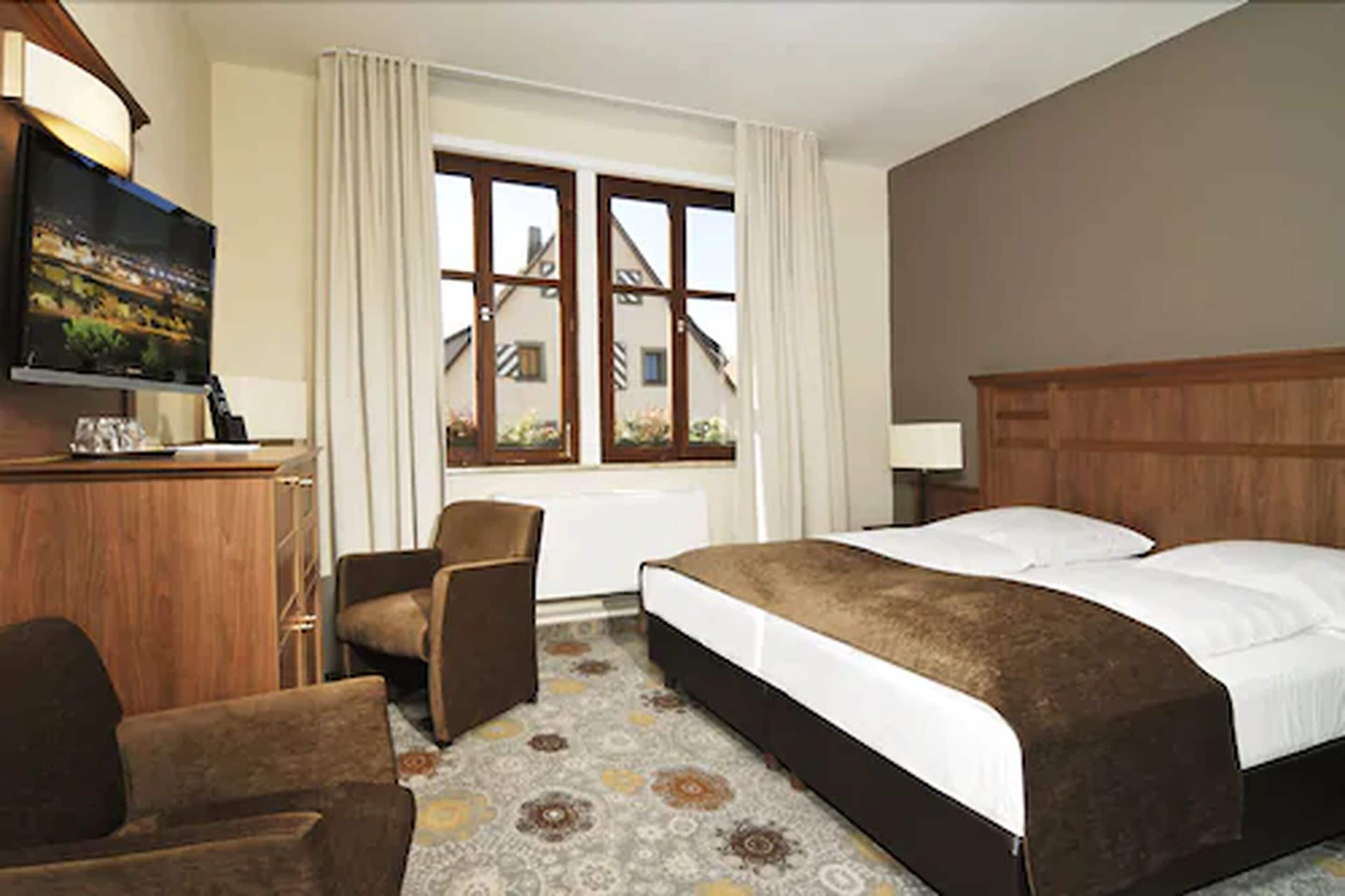 comfort double room | in-room safe, individually furnished, desk, iron/ironing board