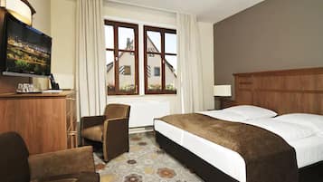 Comfort tweepersoonskamer | Een kluis op de kamer, individueel gemeubileerd, een bureau