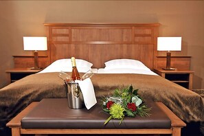 Chambre Double Deluxe | Coffres-forts dans les chambres, ameublement personnalisé, bureau