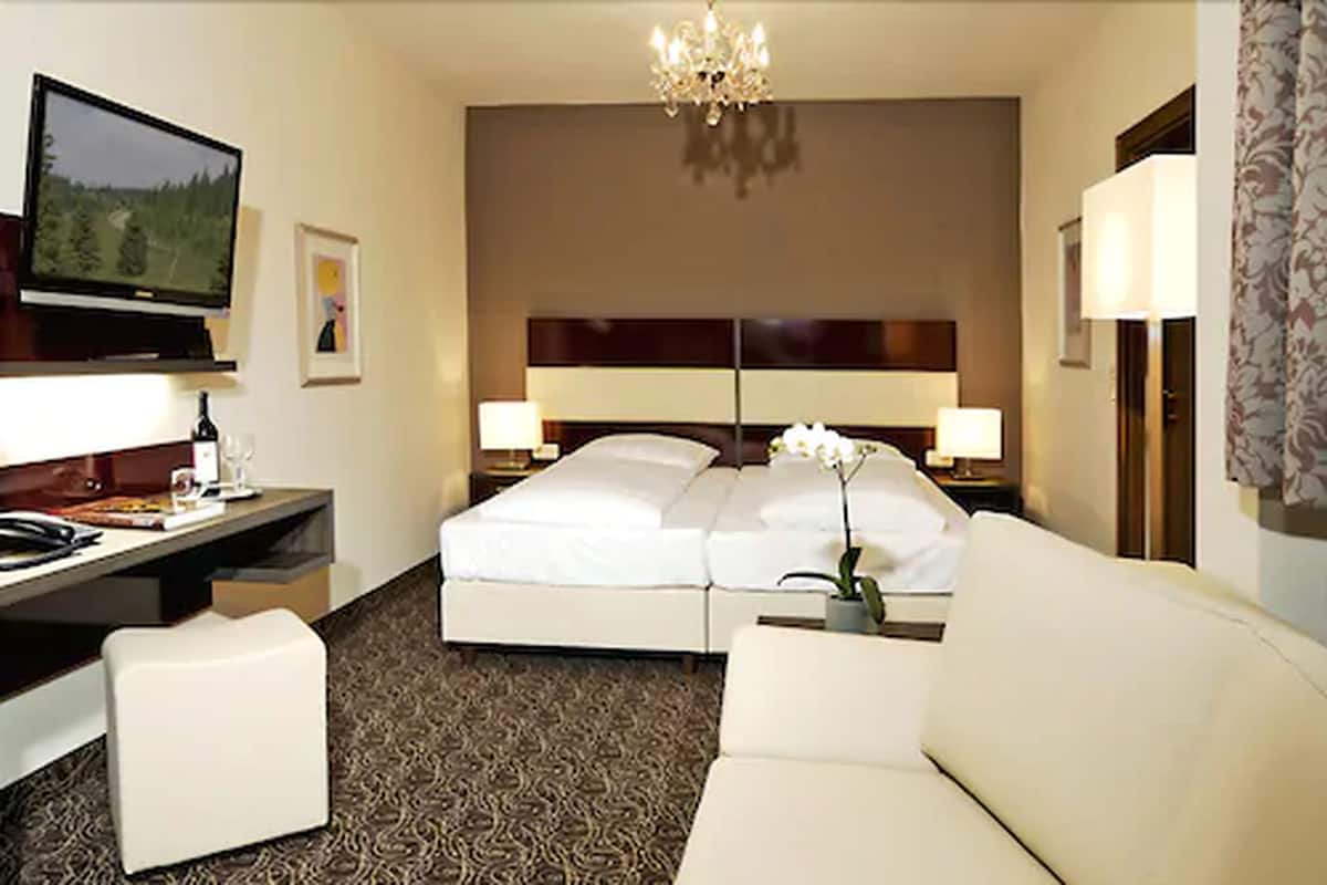 comfort double room | in-room safe, individually furnished, desk, iron/ironing board