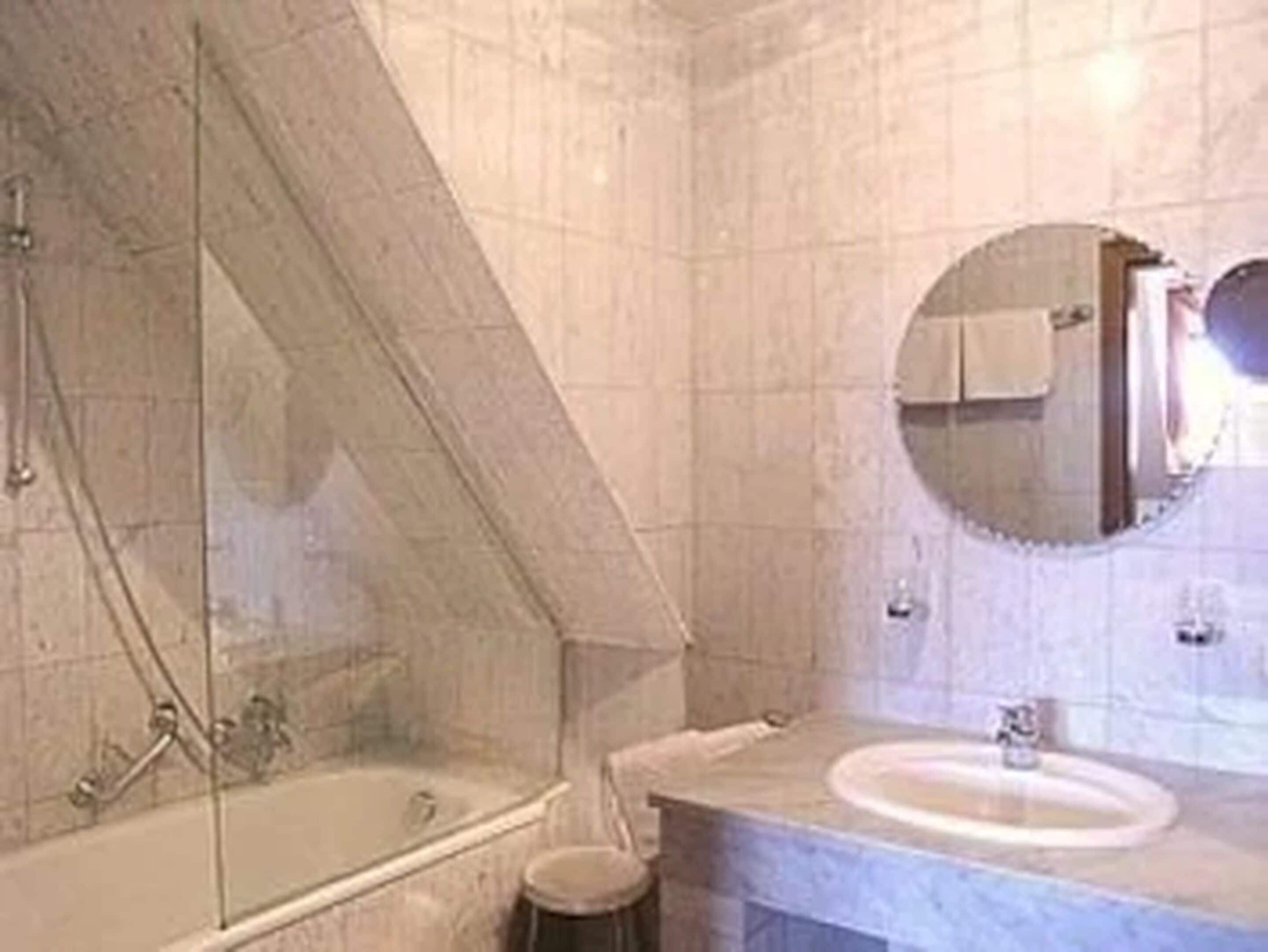 comfort double room | bathroom | shower, free toiletries, hair dryer, towels