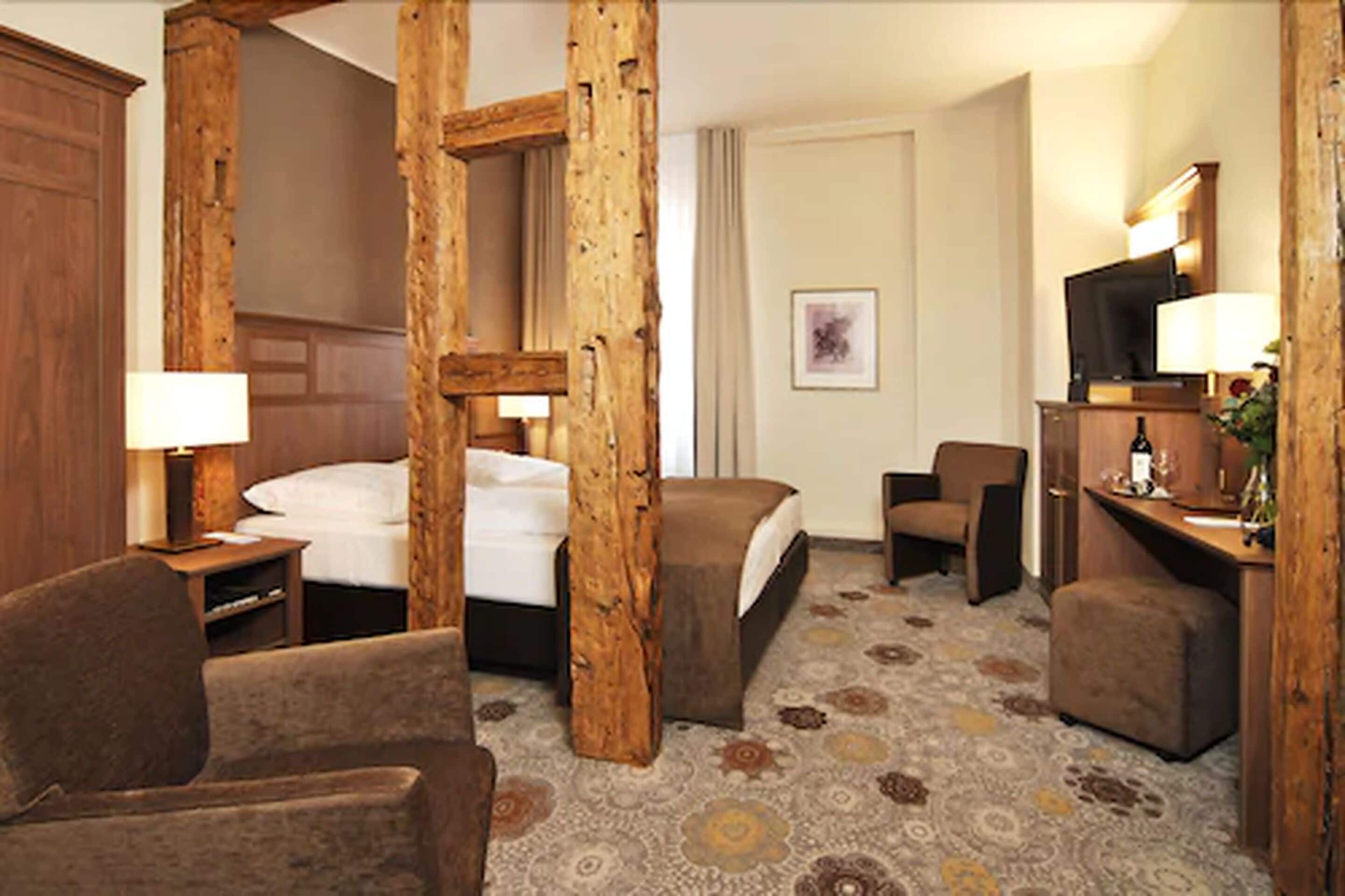 客房内保险箱、特色家居、办公桌、熨斗/熨板