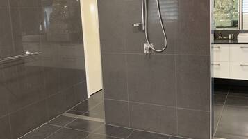 Vila Eksekutif | Shower kamar mandi