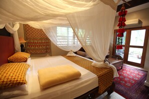 Deluxe Suite, 1 King Bed | Premium bedding, pillowtop beds, minibar, in-room safe - Mai Tai Resort (Shannonvale)