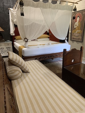 Deluxe Suite, 1 King Bed | Premium bedding, pillow-top beds, minibar, in-room safe - Mai Tai Resort (Shannonvale)