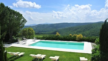 Piscina stagionale all'aperto, ombrelloni da piscina, lettini