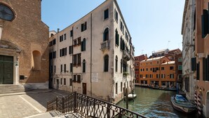 A canal in Venice with buildings on either side. - Ca' Foscolo Residence (Venice)