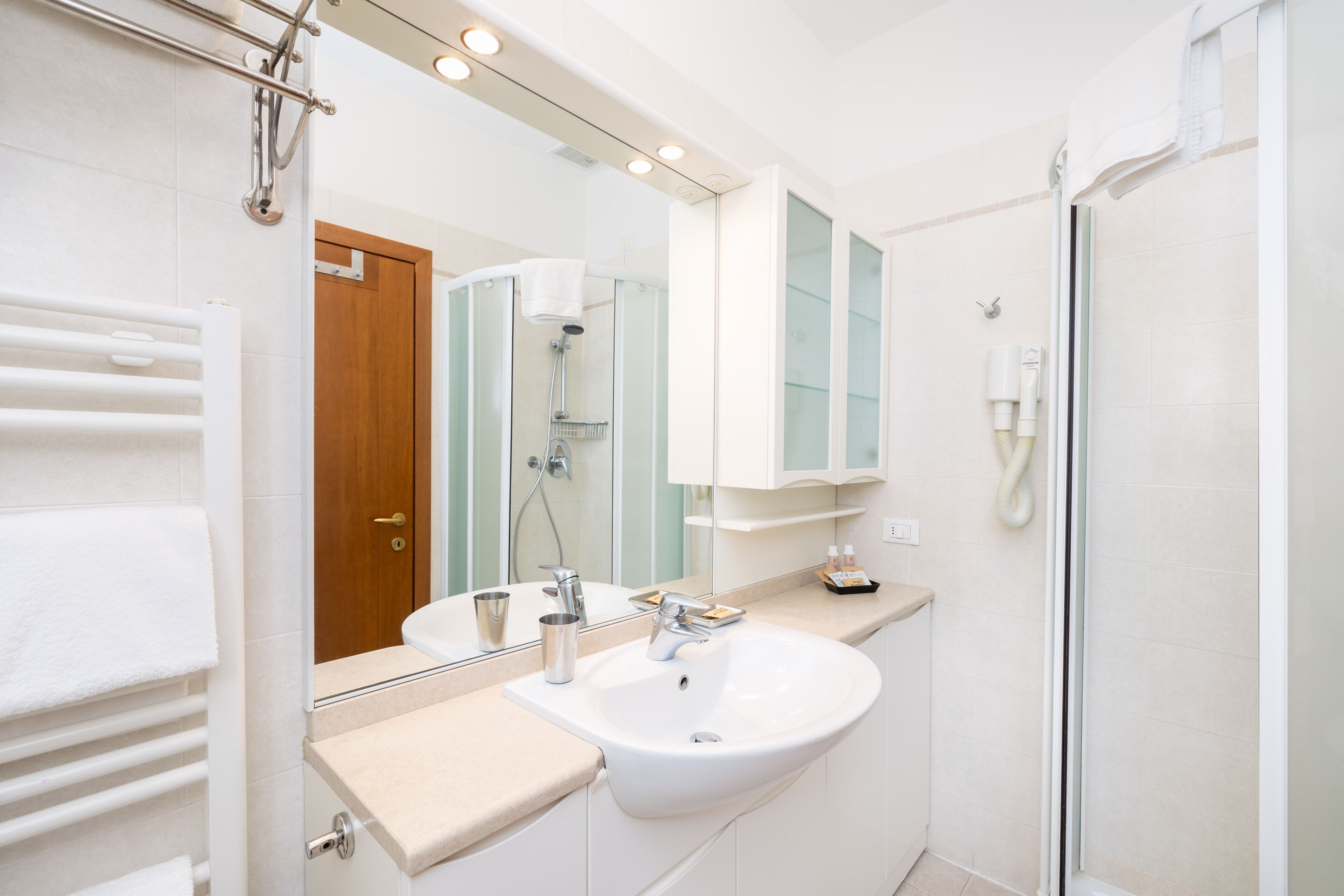 Appartement, 2 chambres, non-fumeurs | Salle de bain | Douche, articles de toilette gratuits, sèche-cheveux, bidet