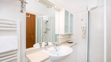 Appartement, 2 chambres, non-fumeurs | Salle de bain | Douche, articles de toilette gratuits, sèche-cheveux, bidet