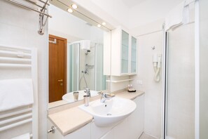 Appartement, 2 chambres, non-fumeurs | Salle de bain | Douche, articles de toilette gratuits, sĂšche-cheveux, bidet