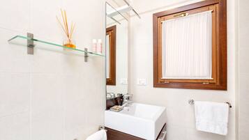 Apartment, 1 Bedroom, Non Smoking | Bathroom | Shower, free toiletries, hair dryer, bidet