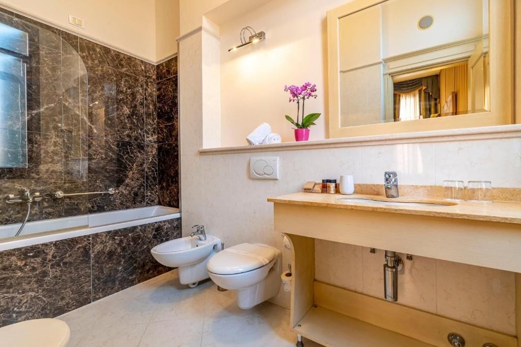 deluxe double or twin room, canal view | bathroom | shower, free toiletries, hair dryer, bathrobes