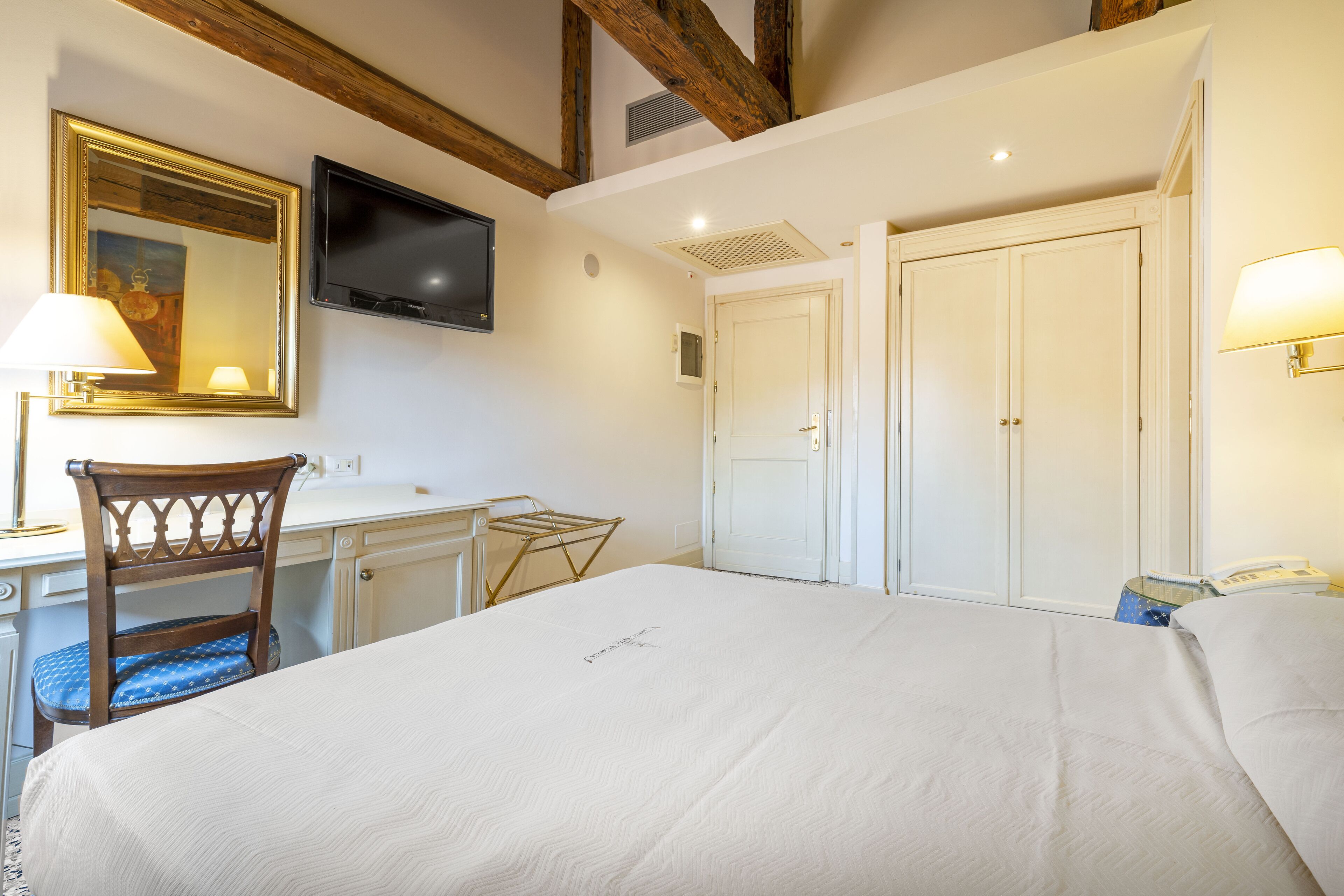 economy double room | minibar, in-room safe, desk, laptop workspace