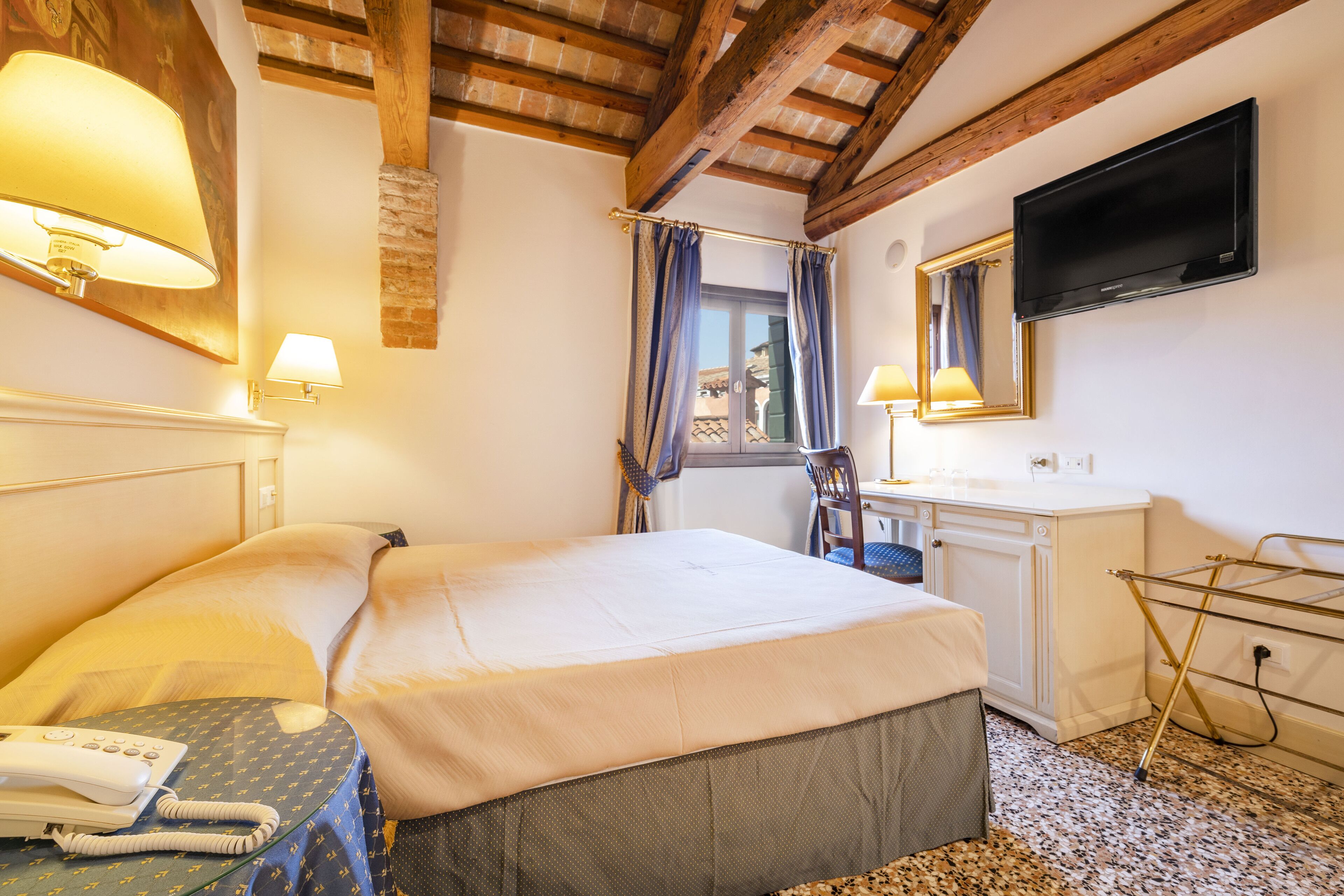 economy double room | minibar, in-room safe, desk, laptop workspace