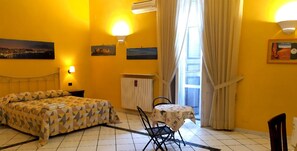 Ropa de cama hipoalergénica, camas con pillow-top y minibar