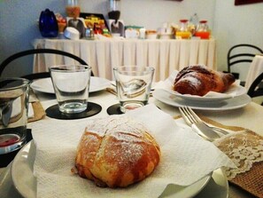 بوفيه فطور مجانًا يوميًا
