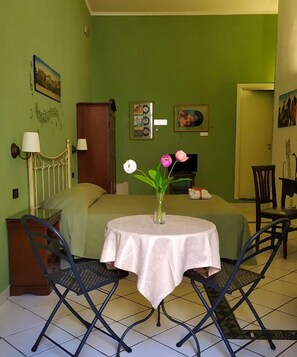 低刺激性寝具、ピロートップベッド、ミニバー、セーフティボックス (室内)