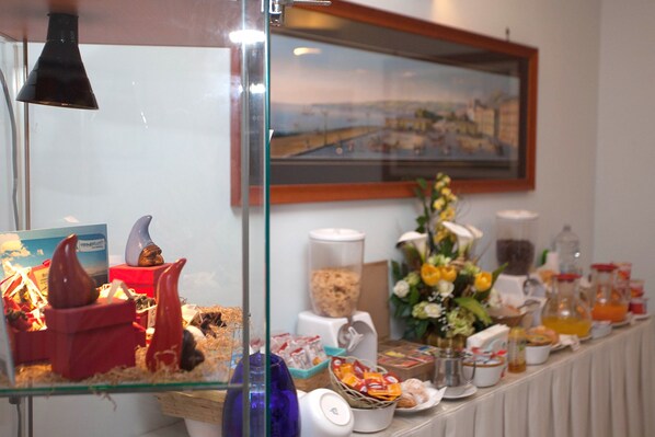 Habitación triple, baño privado | Ropa de cama hipoalergénica, camas con pillow-top y minibar