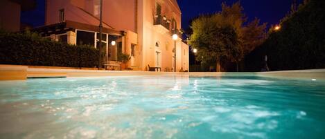 Utomhuspool och solstolar