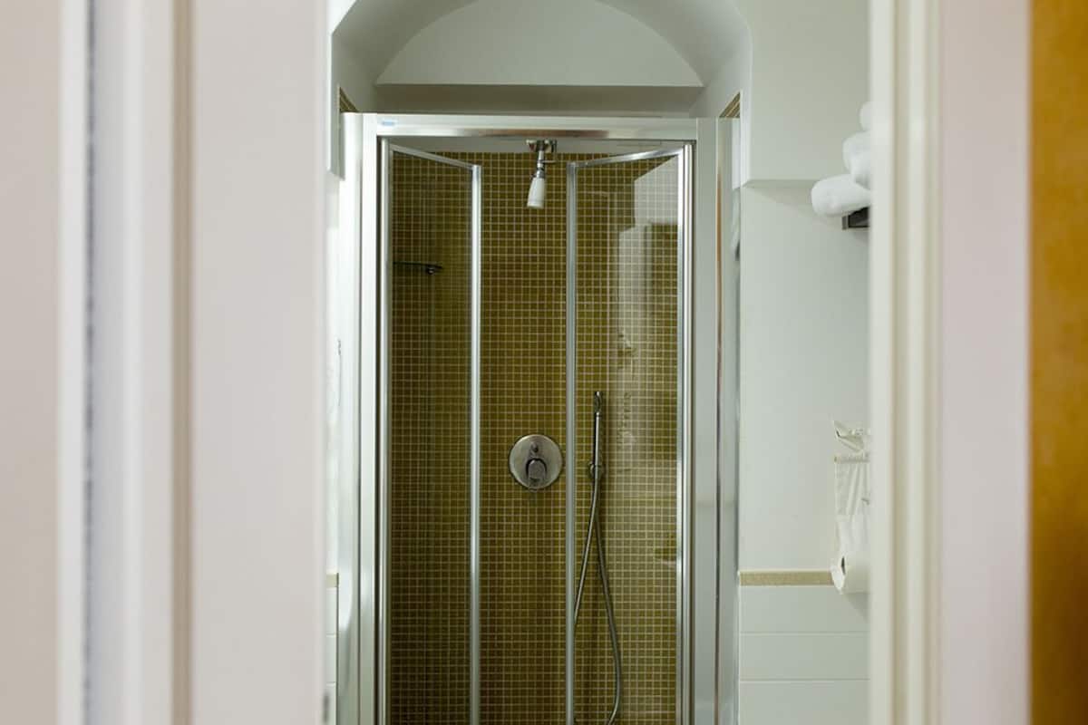 comfort double room | bathroom shower