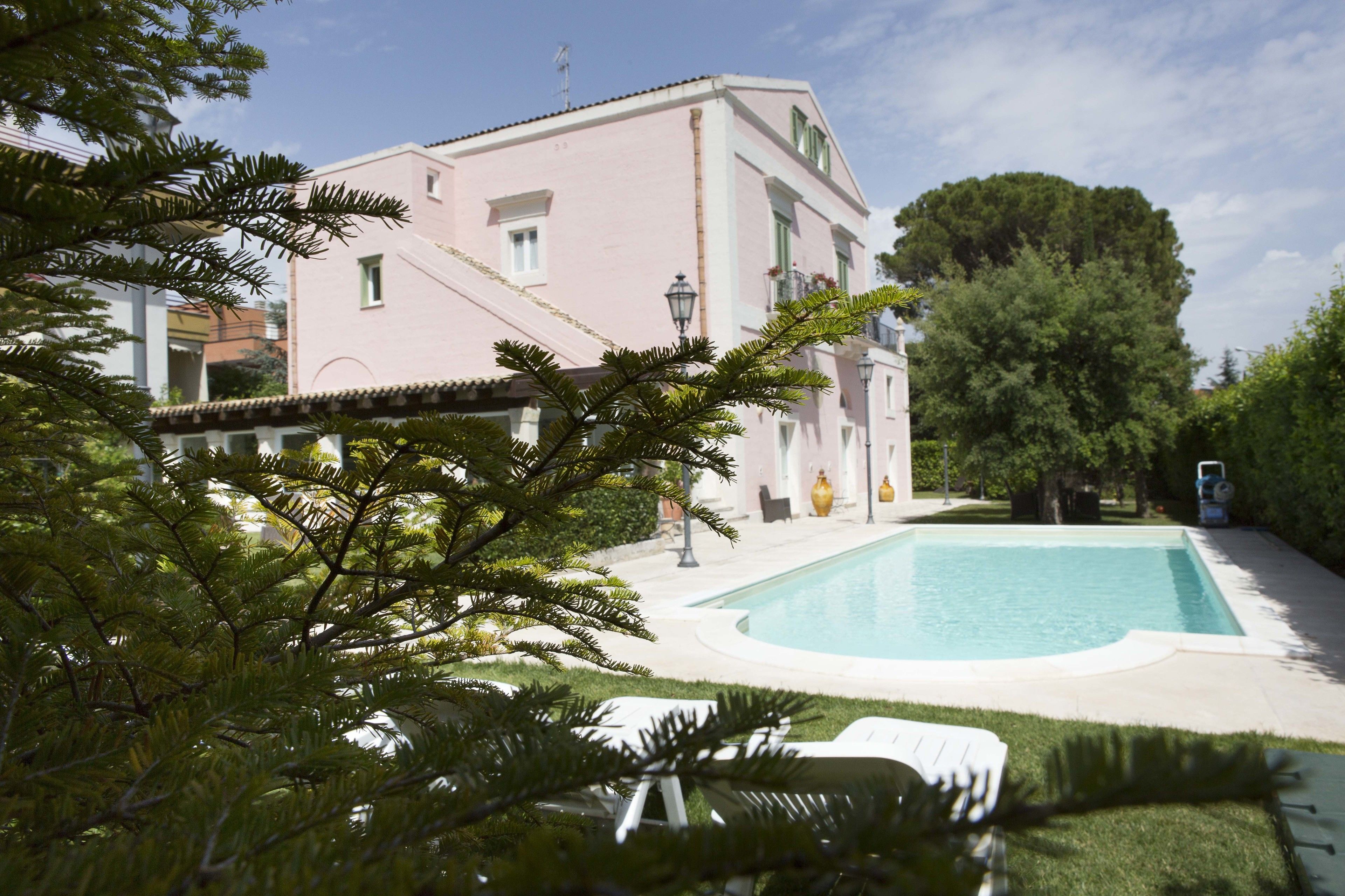 outdoor pool, pool loungers