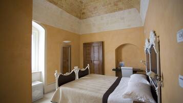 Superior tweepersoonskamer | Italiaanse Frette-lakens, luxe beddengoed, donsdekens, een minibar