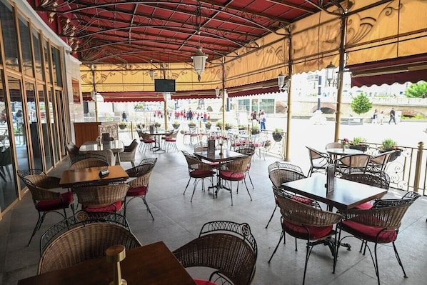 Outdoor dining - Stone Bridge Hotel (Skopje)