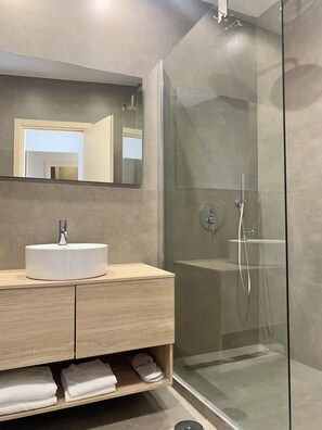 Deluxe Room, 1 Queen Bed | Bathroom - Napoliday (Naples)