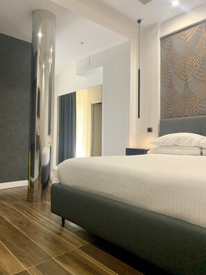 Camera Deluxe, 1 letto queen | Una cassaforte in camera, postazione laptop, insonorizzazione