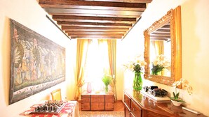 A room with a chessboard, a painting, a mirror, and a vase with flowers. - Residenza Giardini (Venice)