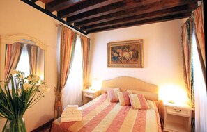 Premium bedding, minibar, desk, laptop workspace - Residenza Giardini (Venice)