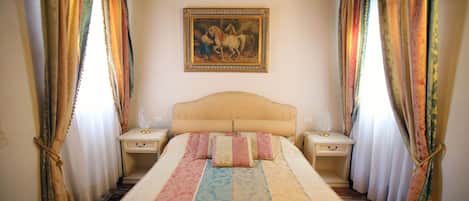 Habitación clásica doble | Ropa de cama de alta calidad, minibar, escritorio