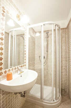 Classic Double Room | Bathroom | Shower, designer toiletries, hair dryer, bidet - Residenza Giardini (Venice)