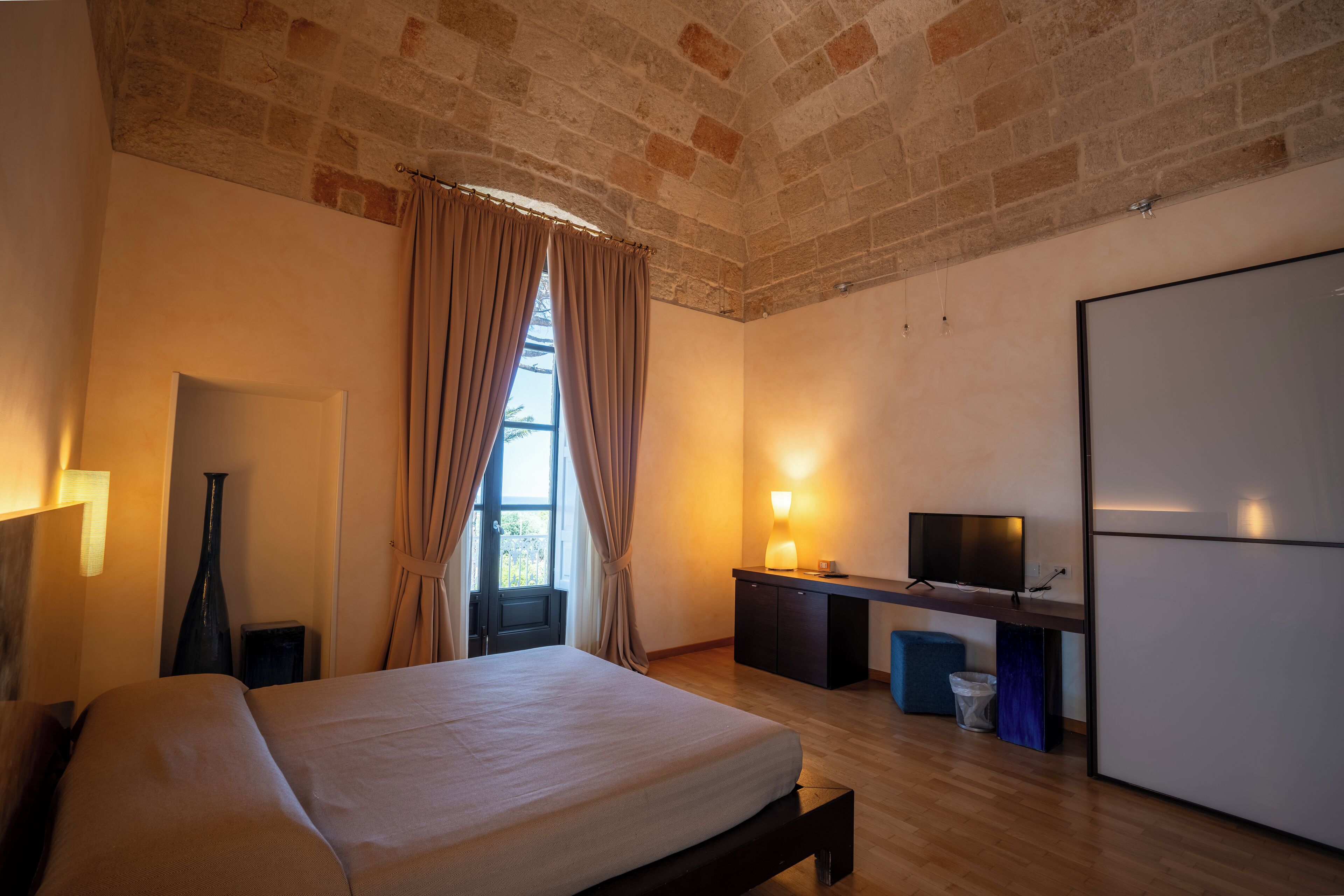 minibar, in-room safe, free wifi, bed sheets