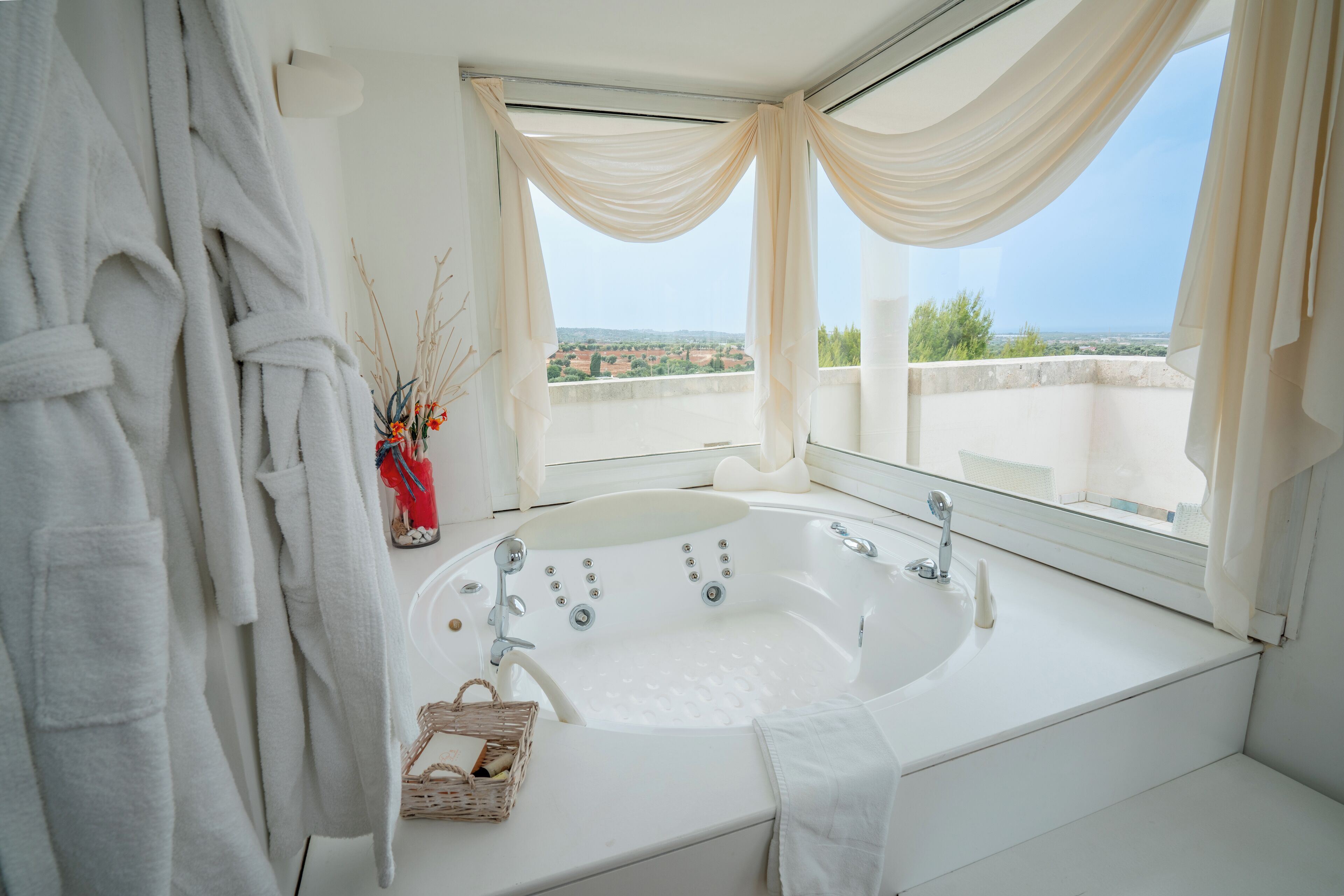 suite (san tommaso) | bathroom | jetted bath, hair dryer, towels