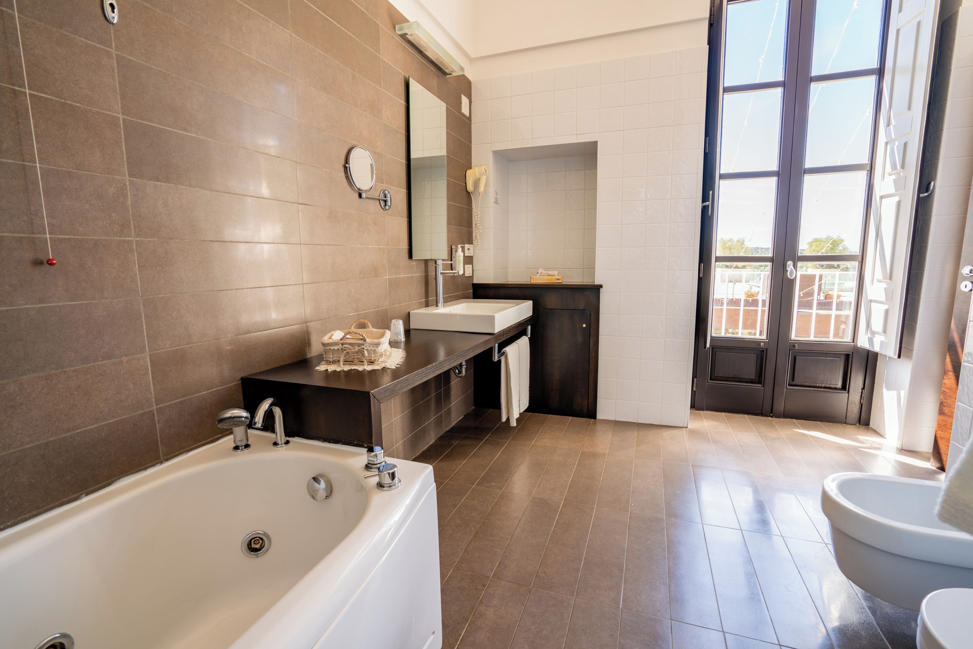 jetted bath, hair dryer, towels