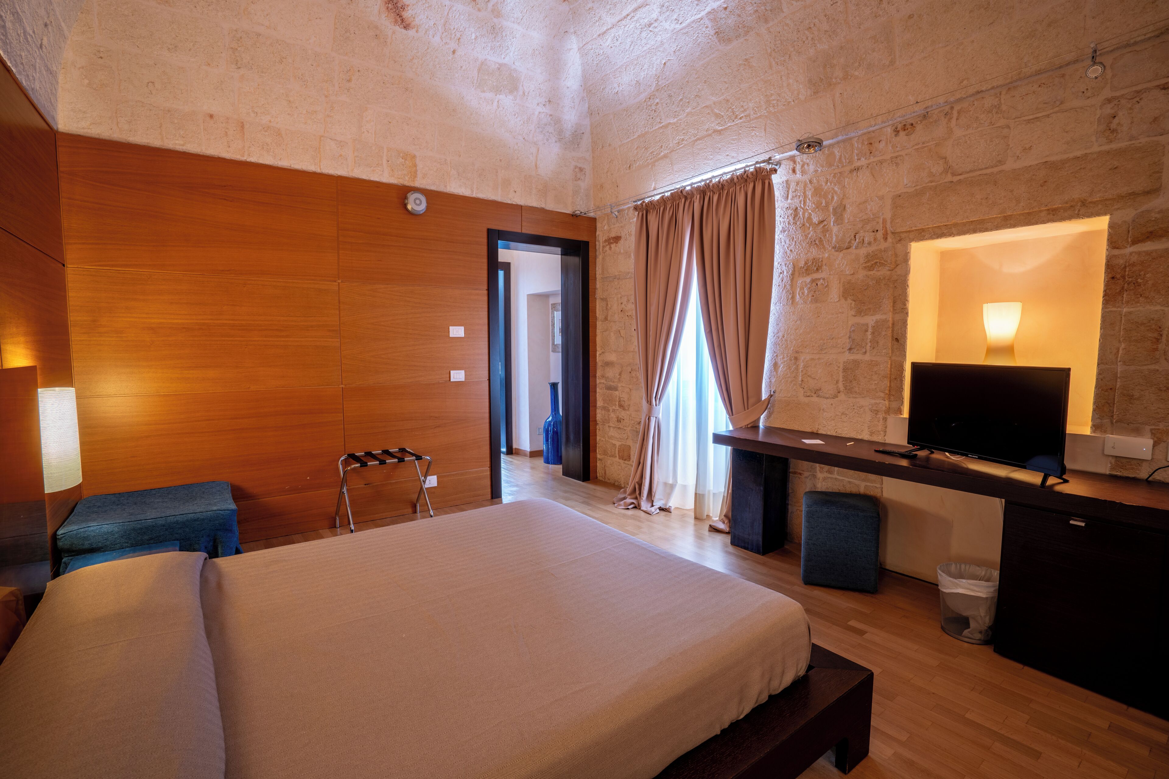 minibar, in-room safe, free wifi, bed sheets