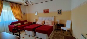 ห้องคลาสสิกสวีท | 2 ห้องนอน, ห้องพักตกแต่งอย่างมีเอกลักษณ์, โต๊ะทำงาน