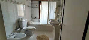 Family Room | Bathroom | Shower, free toiletries, hair dryer, bidet