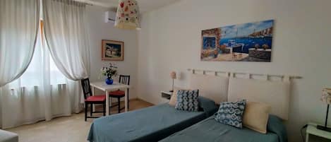 Classic-Doppelzimmer, eigenes Bad | 2 Schlafzimmer, individuell dekoriert, Schreibtisch