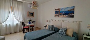 2 habitaciones, decoración personalizada y escritorio