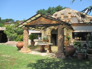 Vista frontal de la propiedad